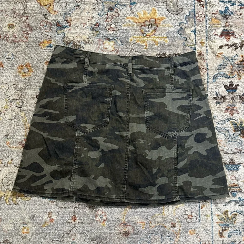Faded Glory Vintage Green Camo Button-Front Pleated Back Pockets Skirt Size 14 - Picture 2 of 5